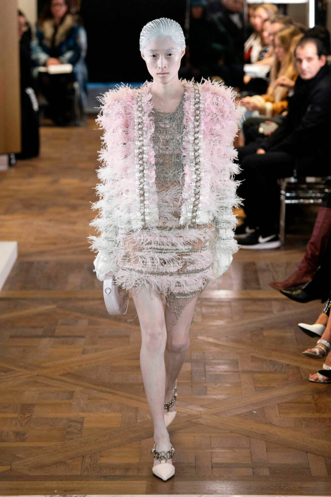 Detaljrik klänning på Balmains SS19 haute couture–visning på Couture Week i Paris