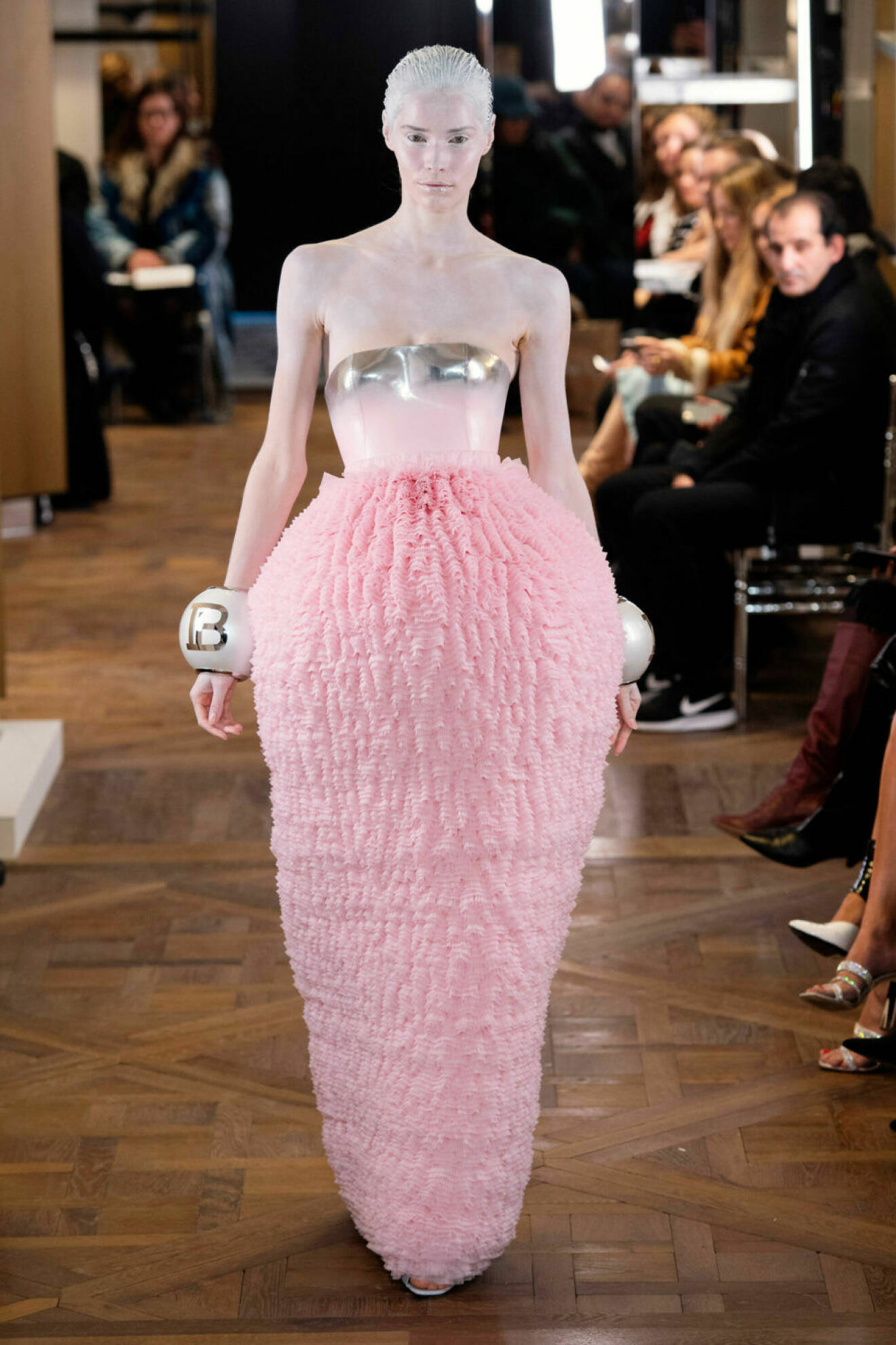 Voluminös rosa klänning på Balmains SS19 haute couture–visning på Couture Week i Paris