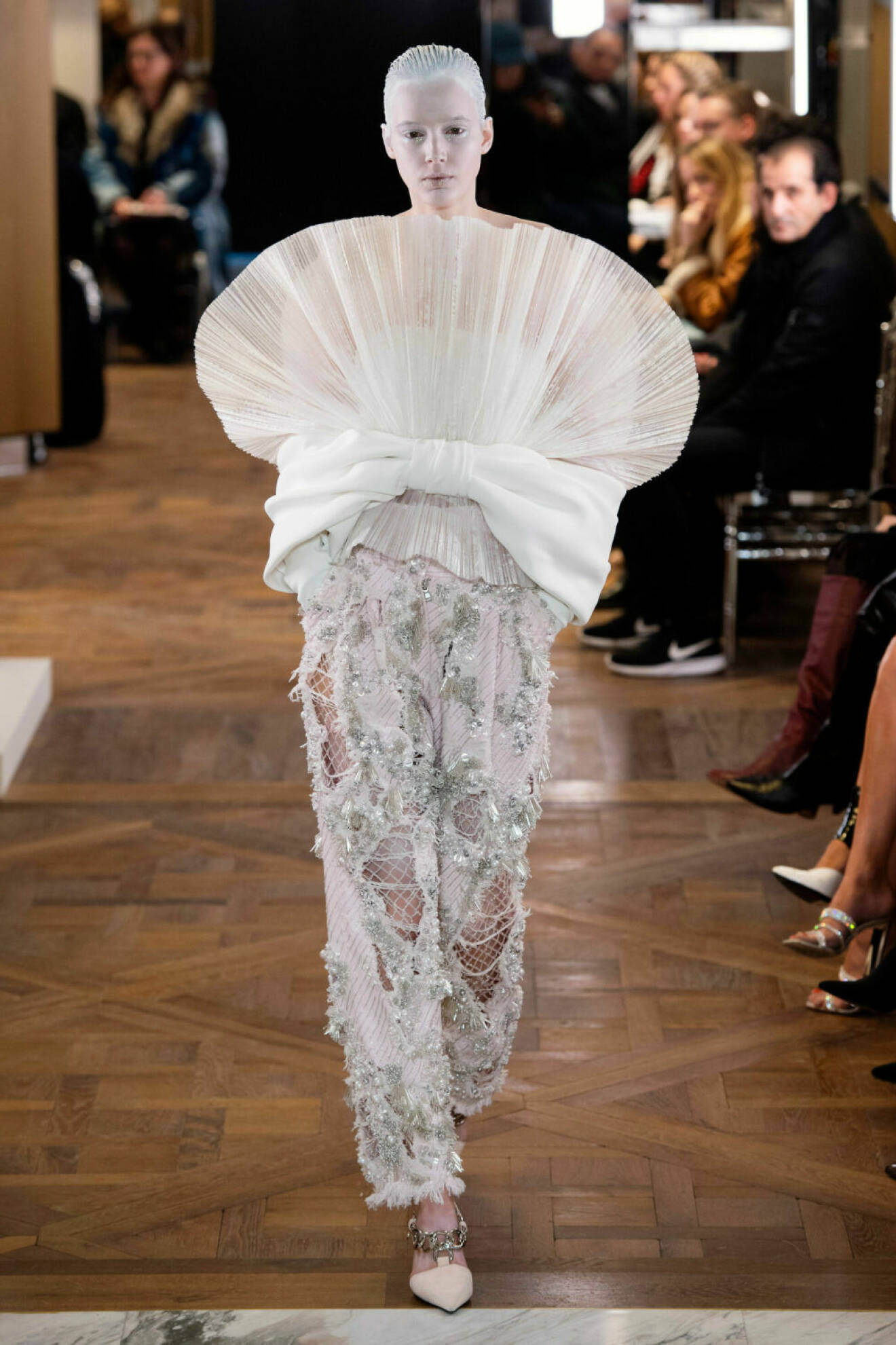 Jordnära klänning på Balmains SS19 haute couture–visning på Couture Week i Paris