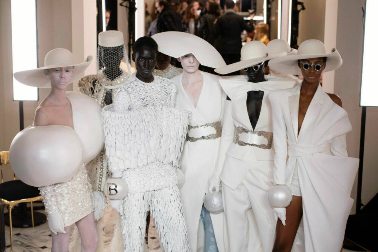 Vitt i alla möjliga former på Balmains SS19 haute couture–visning på Couture Week i Paris