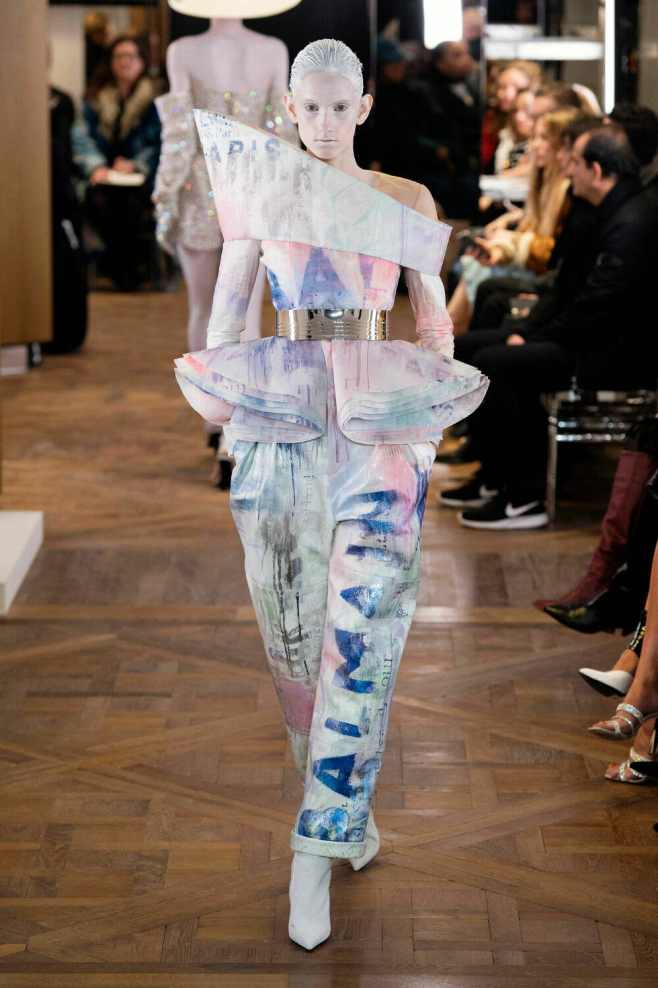 Karamelliga pasteller på Balmains SS19 haute couture–visning på Couture Week i Paris