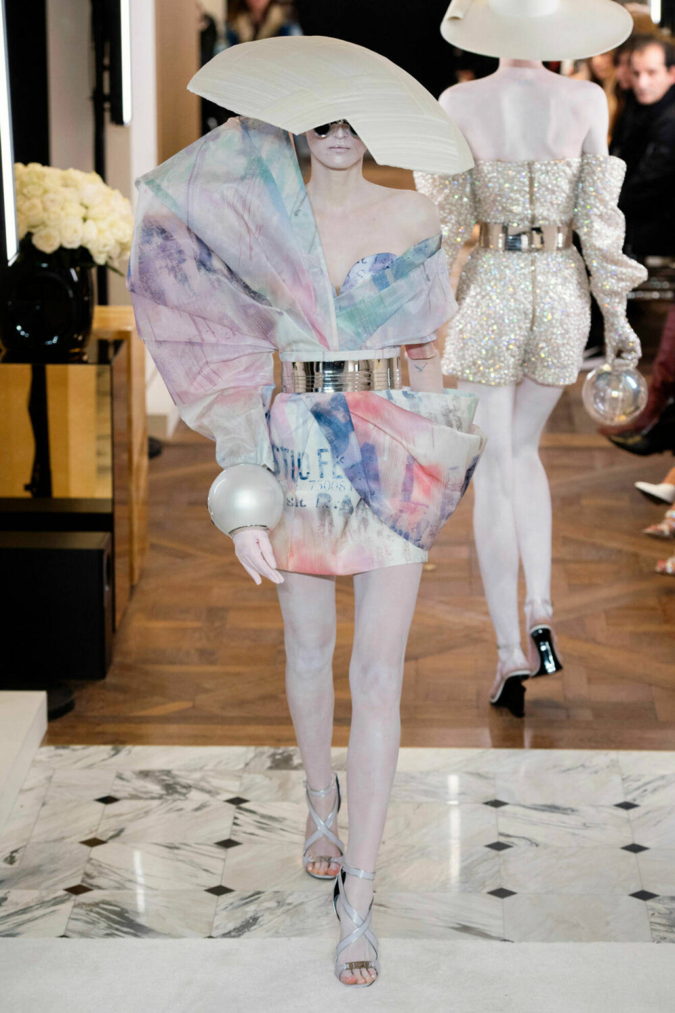 Vacker pastell kreation på Balmains SS19 haute couture–visning på Couture Week i Paris