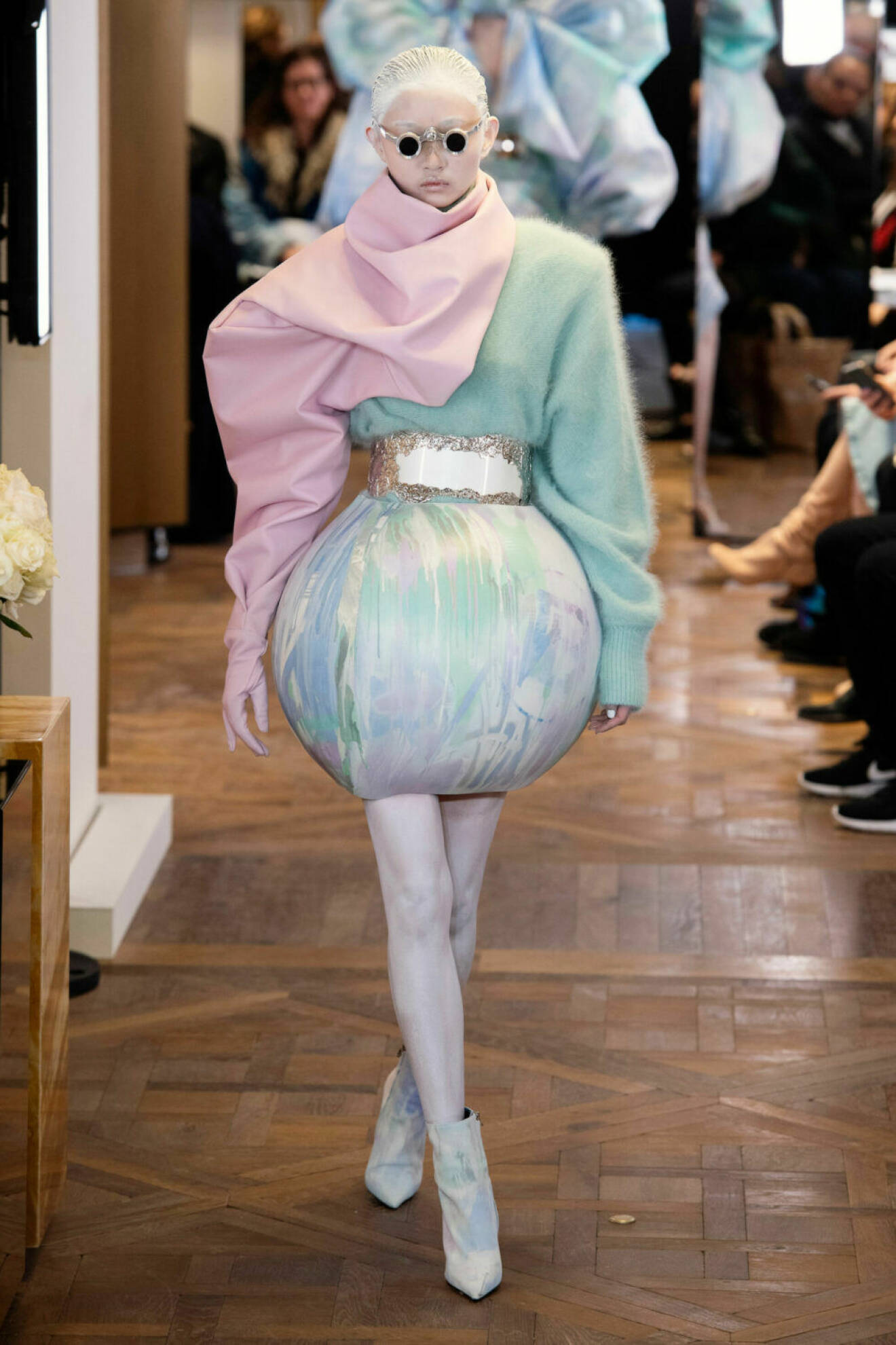 Sfärisk klänning på Balmains SS19 haute couture–visning på Couture Week i Paris