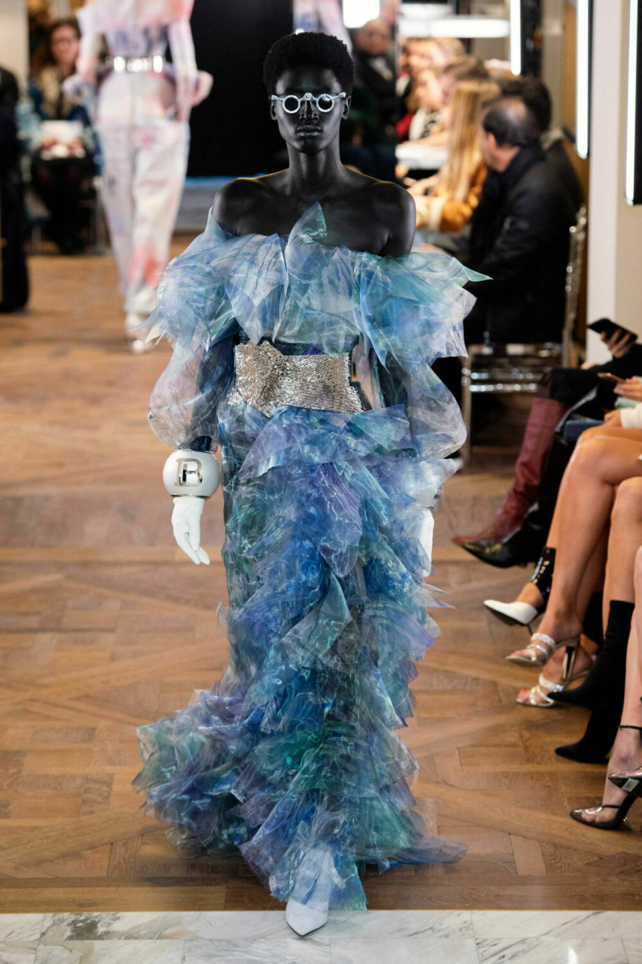 Enastående blå långklänning på Balmains SS19 haute couture–visning på Couture Week i Paris