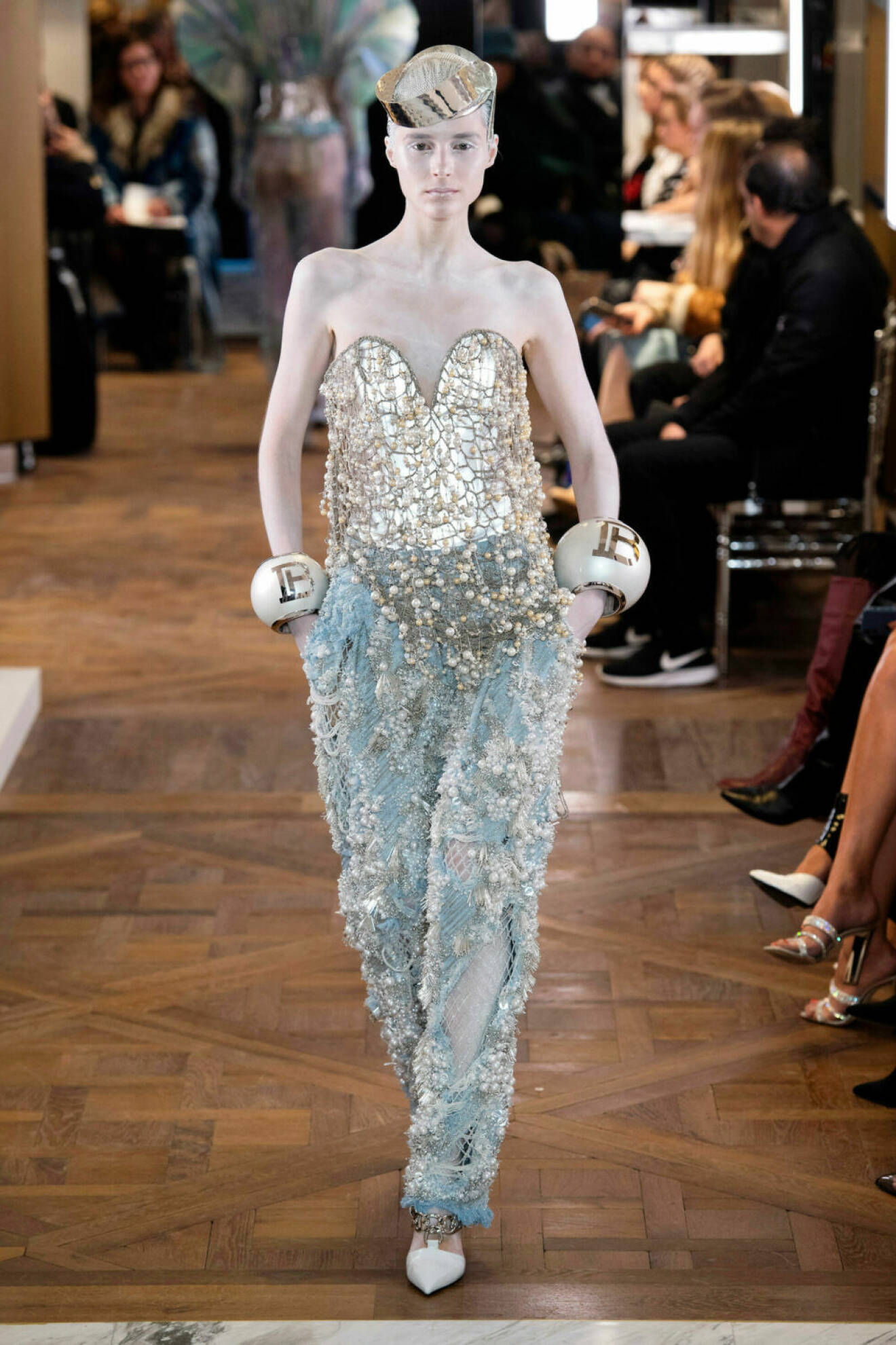 Glammigt på Balmains SS19 haute couture–visning på Couture Week i Paris