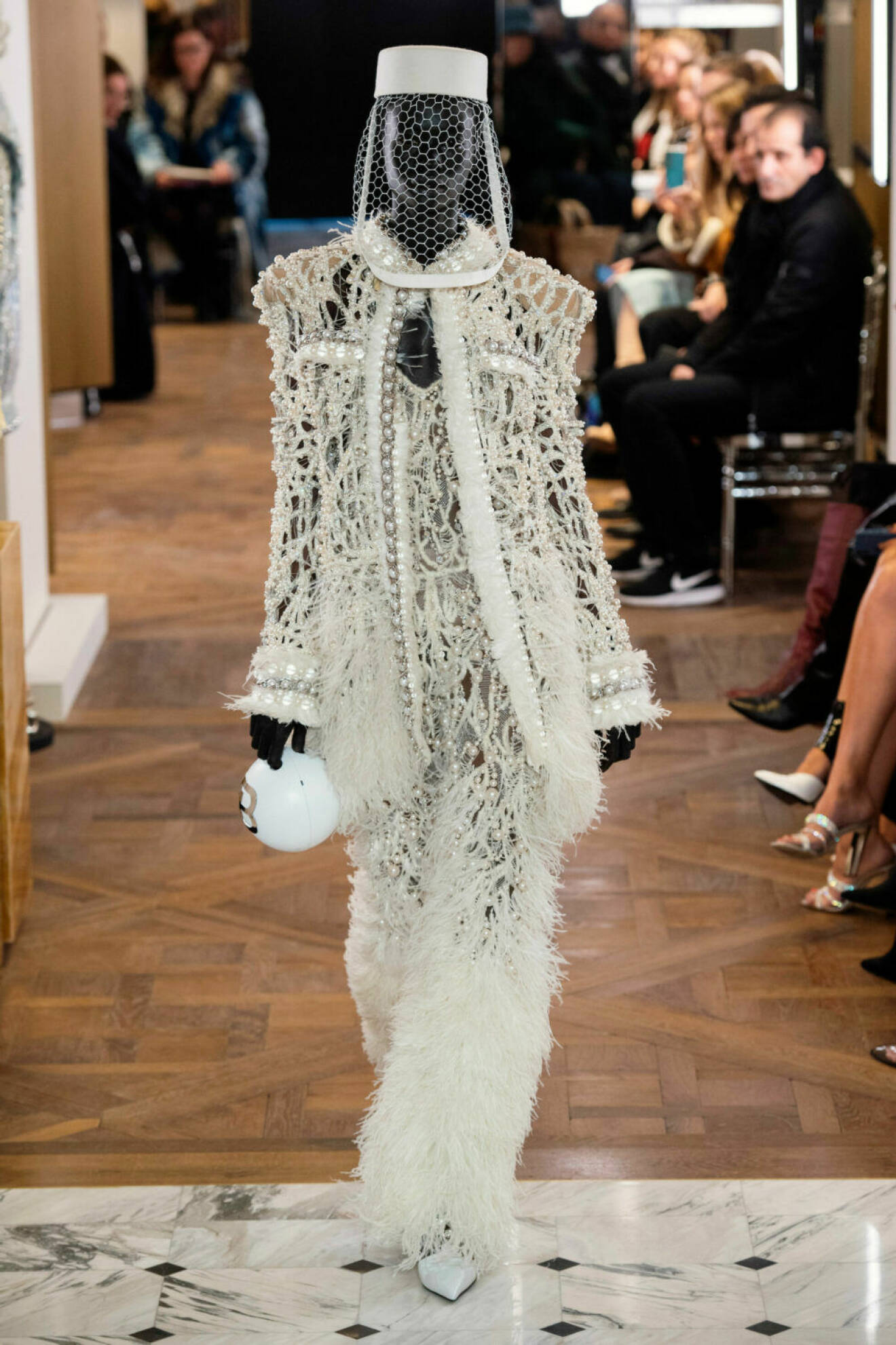 Klassisk elegans på Balmains SS19 haute couture–visning på Couture Week i Paris