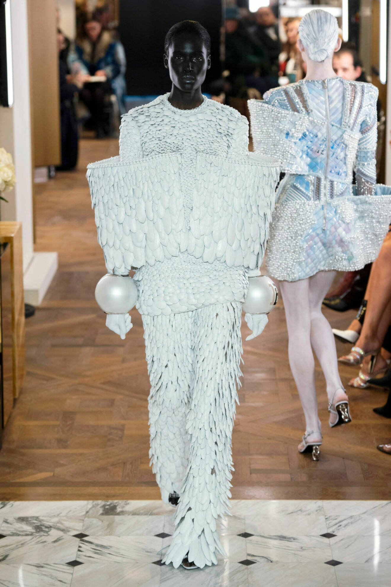 Vacker klassisk långklänning med en twist på Balmains SS19 haute couture–visning på Couture Week i Paris