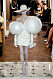 Sfärisk vit klänning på Balmains SS19 haute couture–visning på Couture Week i Paris