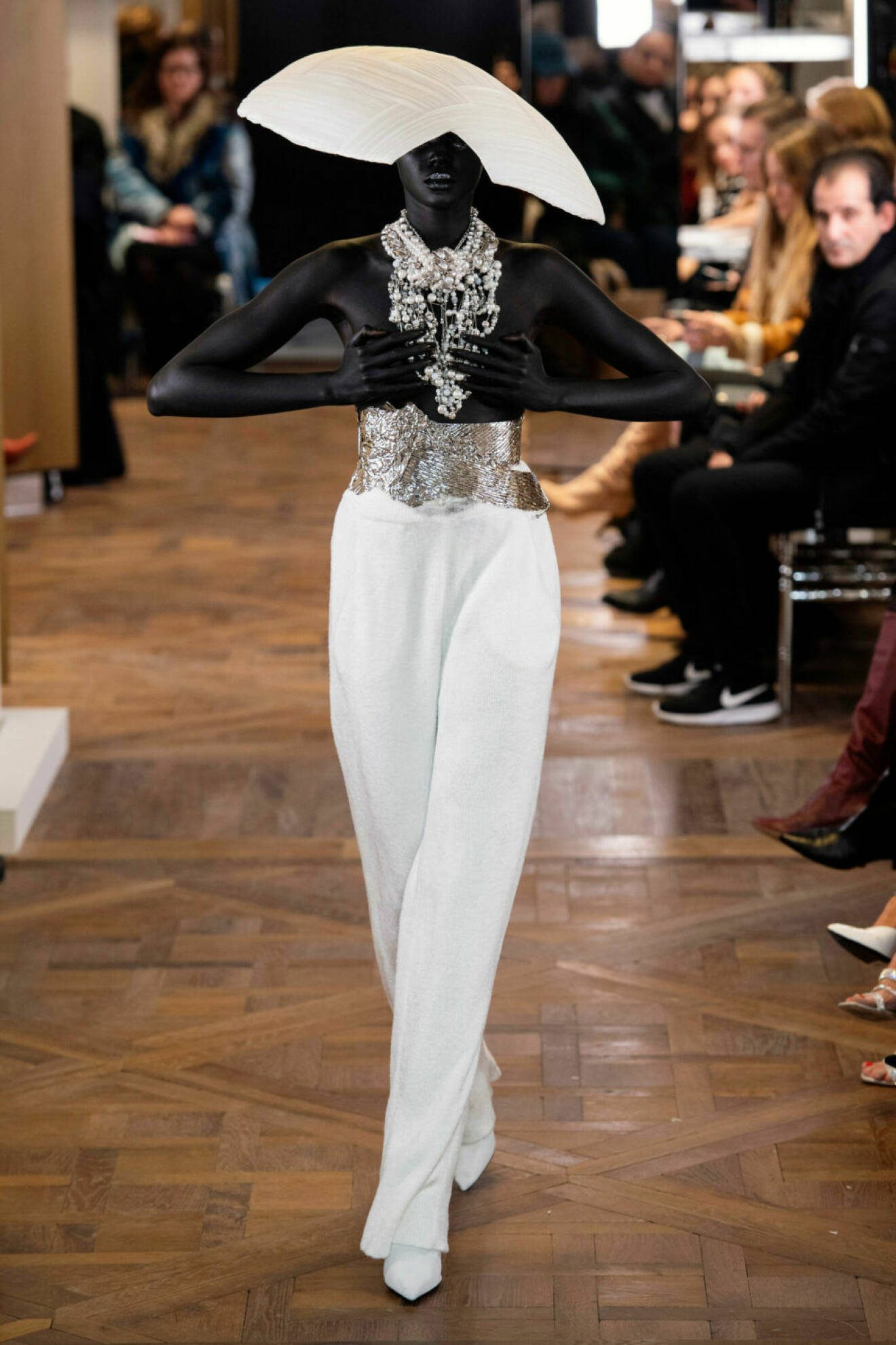 Elegant outfit på Balmains SS19 haute couture–visning på Couture Week i Paris