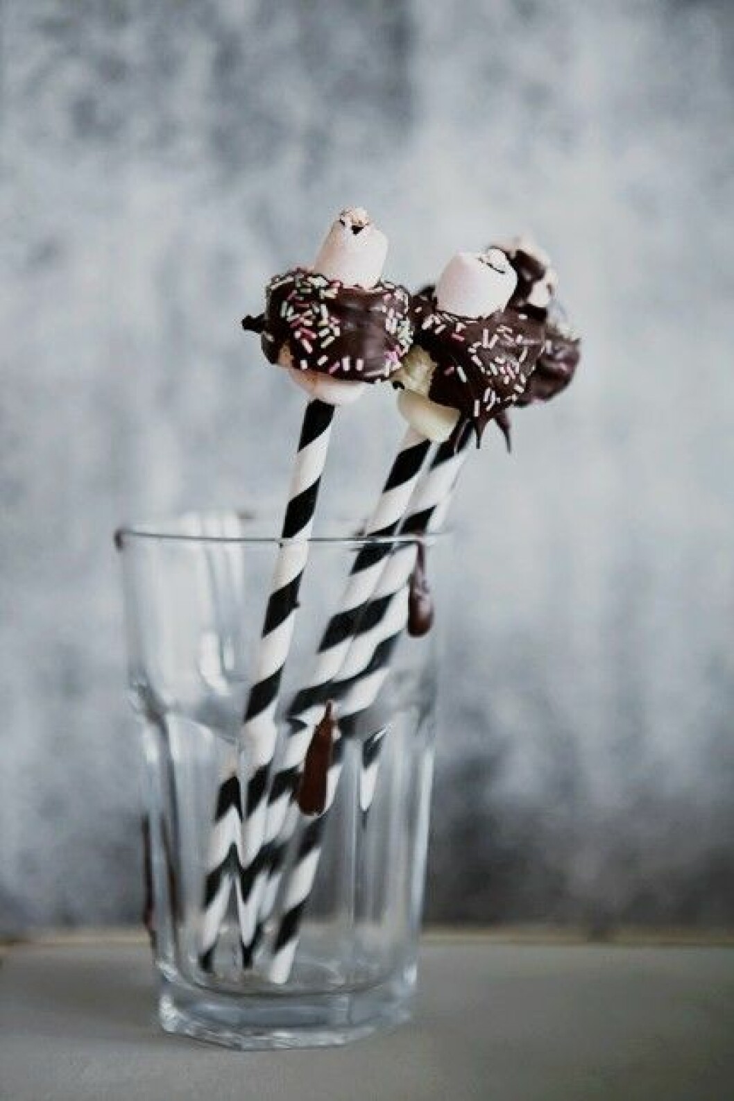 <strong>5. Gör eget godis!</strong> Bananpops gör du enkelt genom att trä en bit banan på en pinne (eller sugrör), doppa i choklad och strössel/nötter och stoppa i frysen. Toppa med en marshmallow eller någon annan mjuk godbit. 5. Gör eget godis! Bananpops gör du lätt genom att trä en bit banan på en pinne (eller sugrör), doppa i choklad och strössel/nötter och stoppa i frysen.