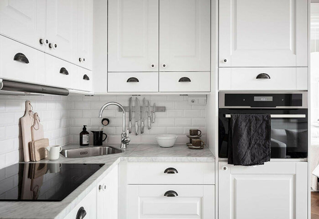 Många vill ha en bänkskiva i sten, exempelvis i marmor. Foto: Anders Bergstedt Styling: Greydeco för Alvhem/mäklare: Andreas Lundberg Vitt klassiskt kök med bänkskiva i marmor