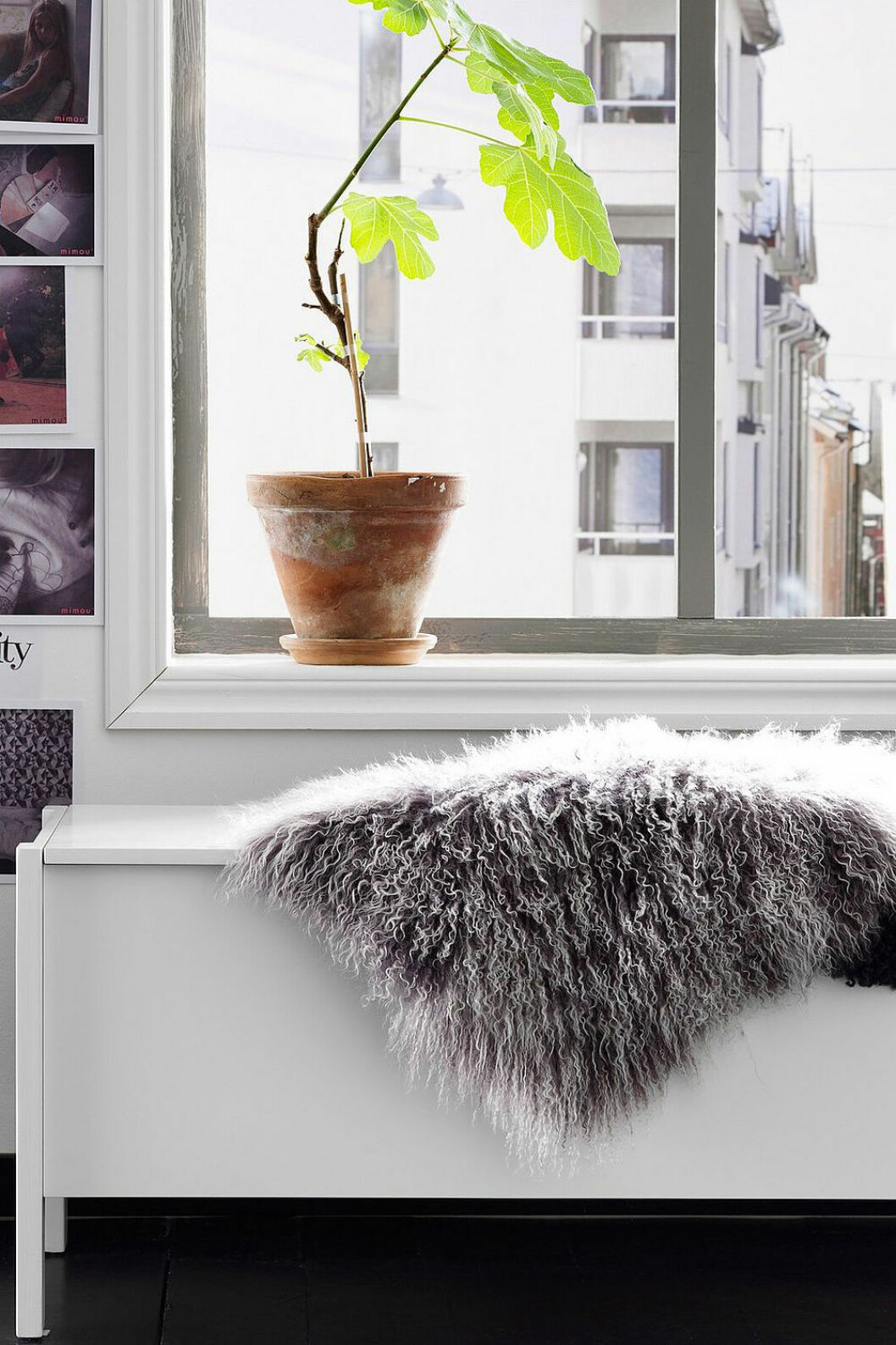 Bänk med förvaring som är compact living-smart i hallen