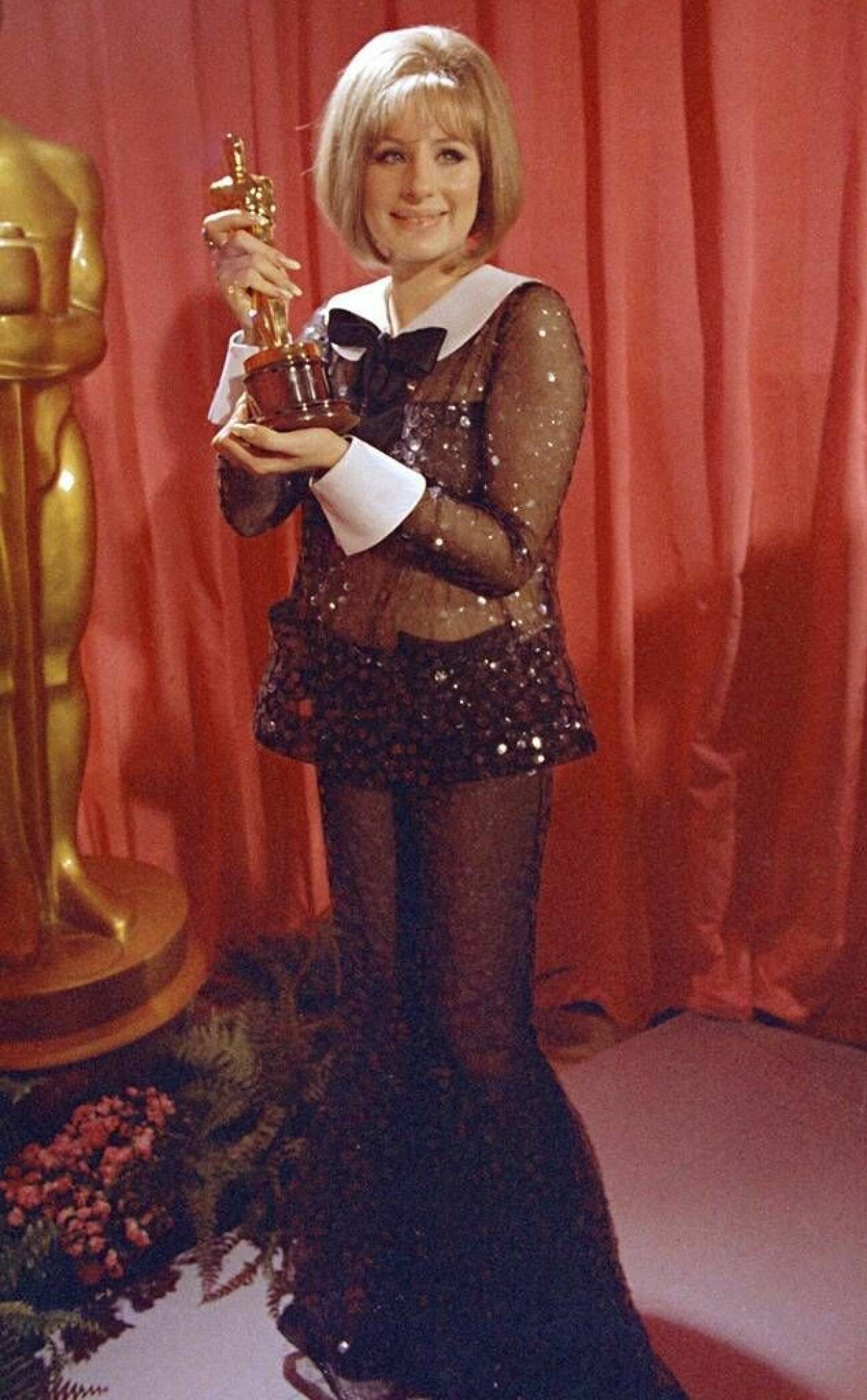 Barbara Streisand tar emot Oscar i paljettkostym