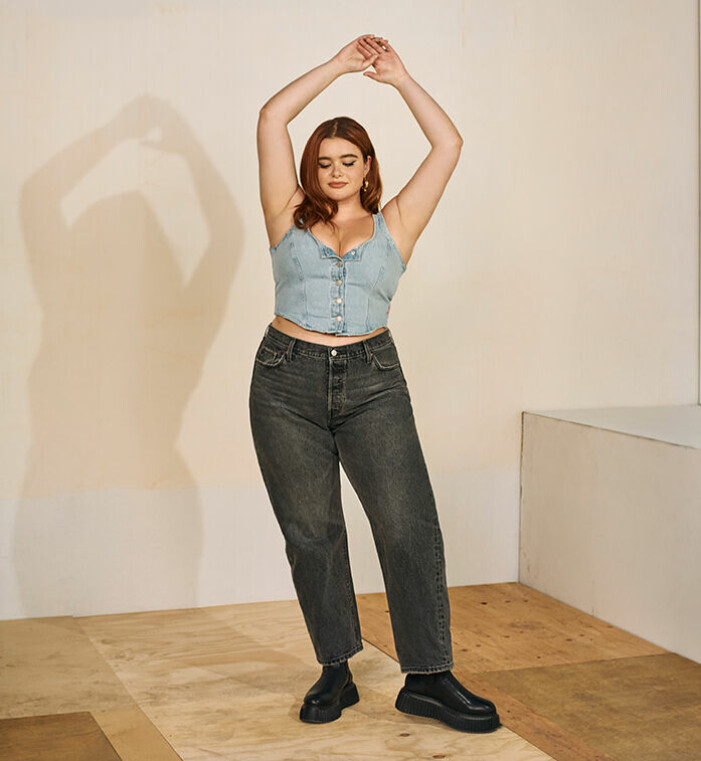Skådespelerskan Barbie Ferreira i ett par <a target="_blank" href="https://www.levi.com/SE/en/klader/dam/jeans/90s-501-jeans-plus/p/A16050002">Levis 501, 1 199 kronor</a> och <a target="_blank" href="https://www.levi.com/SE/en/klader/dam/dani-korsettopp/p/A33580000">topp, 649 kronor.</a> Barbie Ferreira