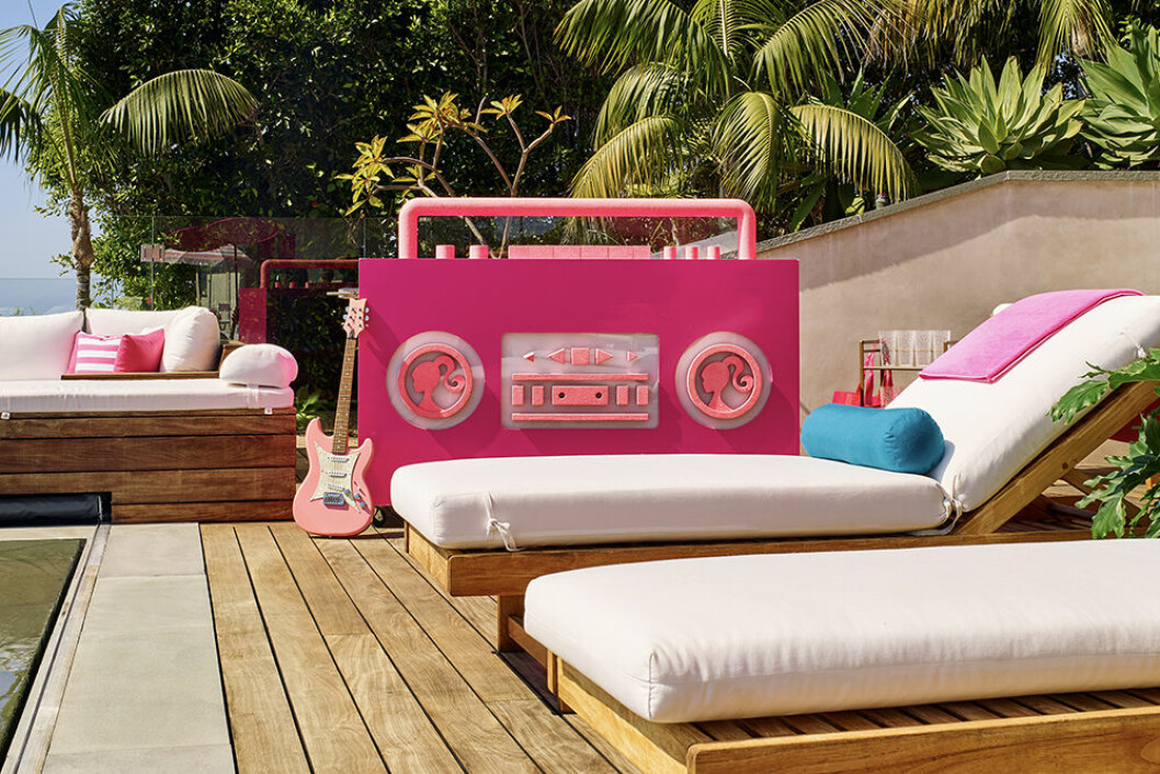 Rosa detaljer vid Barbies pool