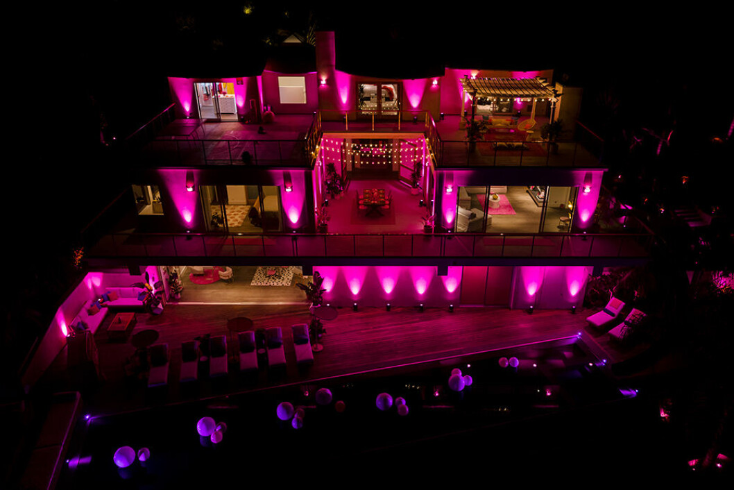 Kvällsbelysningen i Barbiehuset är rosa