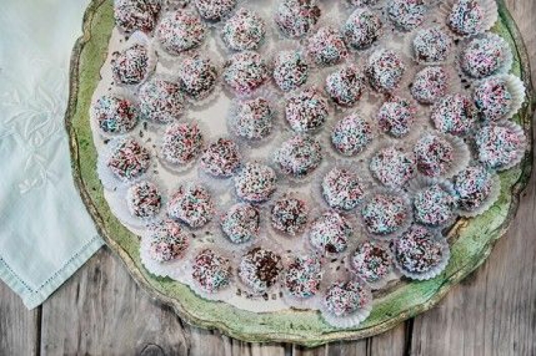 <strong>3. Håll det enkelt!</strong> Chokladbollar med färgglatt strössel istället för kokos eller pärlsocker är en barnkalasklassiker som håller! Dessutom kan födelsedagsbarnet själv vara med och förbereda (se bara till att ni har marginal för en dusch innan gästerna kommer!). barnkalas chokladbollar fargglatt strossel-©-Anna-Malmberg-6