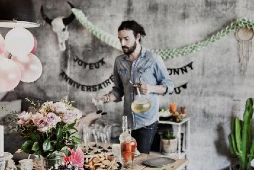 <strong>1. Kom i kalasstämning. </strong>Girlanger, blommor och ballonger – mer komplicerat behöver det inte bli att förvandla hela hemmet till en kalaskula. barnkalas girlanger dukning tips-©-Anna-Malmberg-7