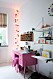barnrum fargglad inspiration rosa skrivbord ljusslinga