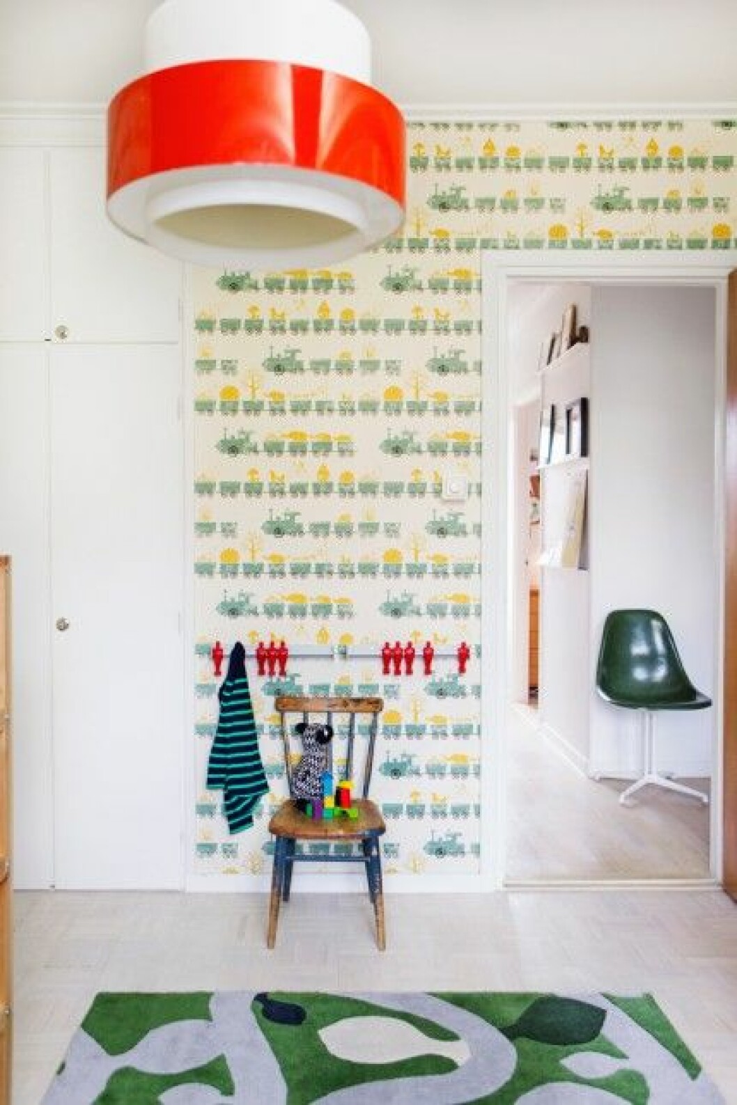 Sonen Johns sovrum är mönstrat, med tapet från Ferm Living, matta från Ikea och en loppisfyndad retrolampa. Hängaren med gubbar köpte Nadia i present till den fotbollsintresserade Jan. Ute i hallen syns det rundade hörnet på väggen mot lilla arbetsrummet – en fin funkisdetalj. Sonen Johns sovrum är mönstrat, med tapet från Ferm Living, matta från Ikea och en loppisfyndad retrolampa. Hängaren med gubbar köpte Nadia i present till den fotbollsintresserade Jan. Ute i hallen syns det rundade hörnet på väggen mot lilla arbetsrummet – en fin funkisdetalj.