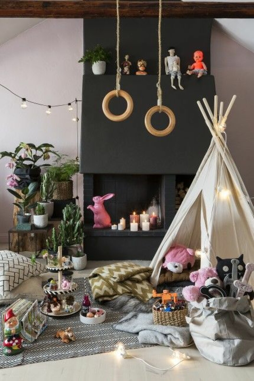 Duka upp till en riktigt mysig innepicknick när regnet smattrar mot fönstret. Skapa en mjuk bas med filtar, kuddar och ett tält. Saften blir till drakblod och kaktussamlingen till en djungel! Ledlampor – som inte blir varma – kan med fantasins hjälp bli både stjärnor och en öppen eld. barnrum inspiration picknick på golvet tält barn romerska ringar