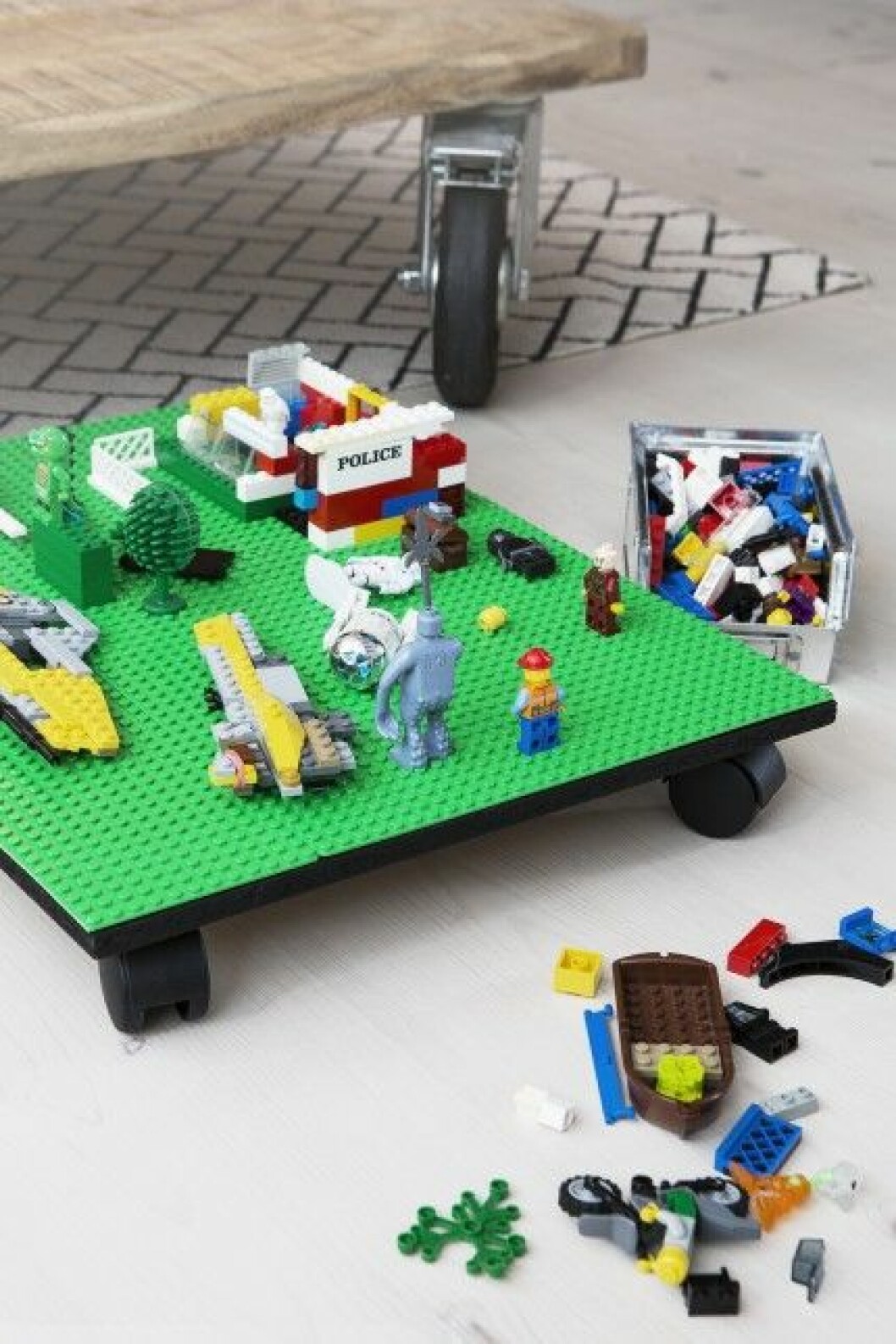 Genom att fästa Legot på en hjulplatta kan barnen enkelt flytta sina storverk mellan olika rum utan att riskera att Legoborgen blir en ruin. barnrum inspiration sätt hjul på legoplattan