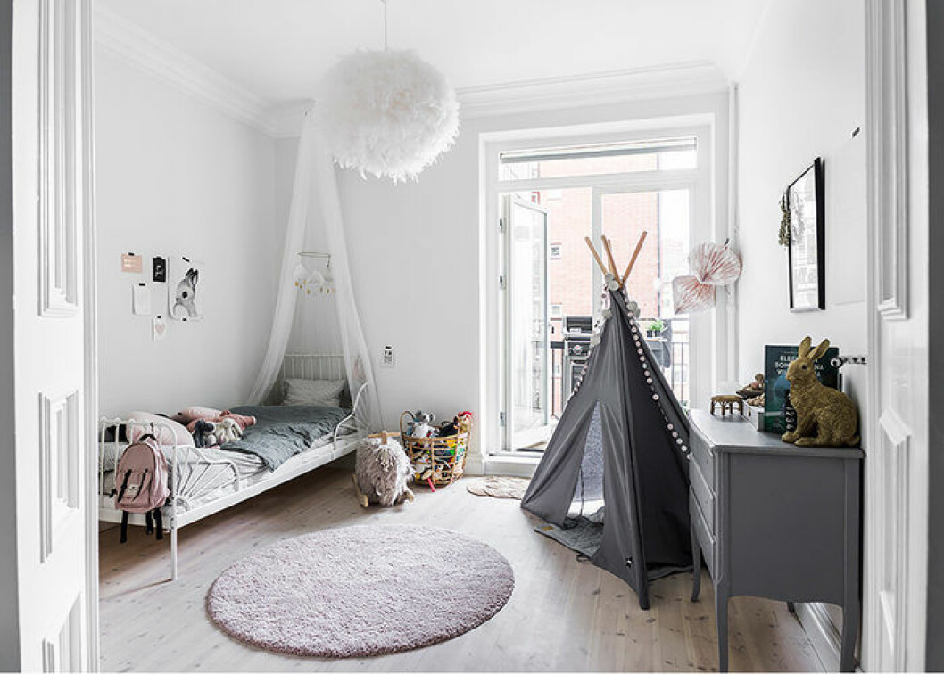 Foto: <a href="https://www.instagram.com/fotografanders/" target="_blank" rel="noopener">Anders Bergstedt</a> för <a href="http://entrancemakleri.se/hem-till-salu/objekt/736621/" target="_blank" rel="noopener">Entrance Mäkleri</a> Uppdatera med pasteller i barnrummet i vår!