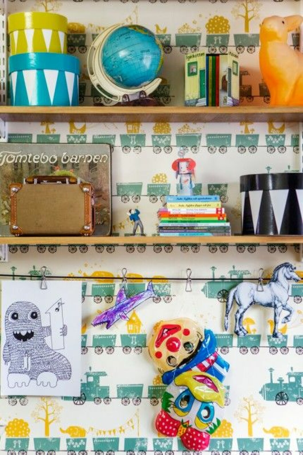 Tapet från Ferm Living, trumboxar från H&M Home och kaninlampa från Designtorget.