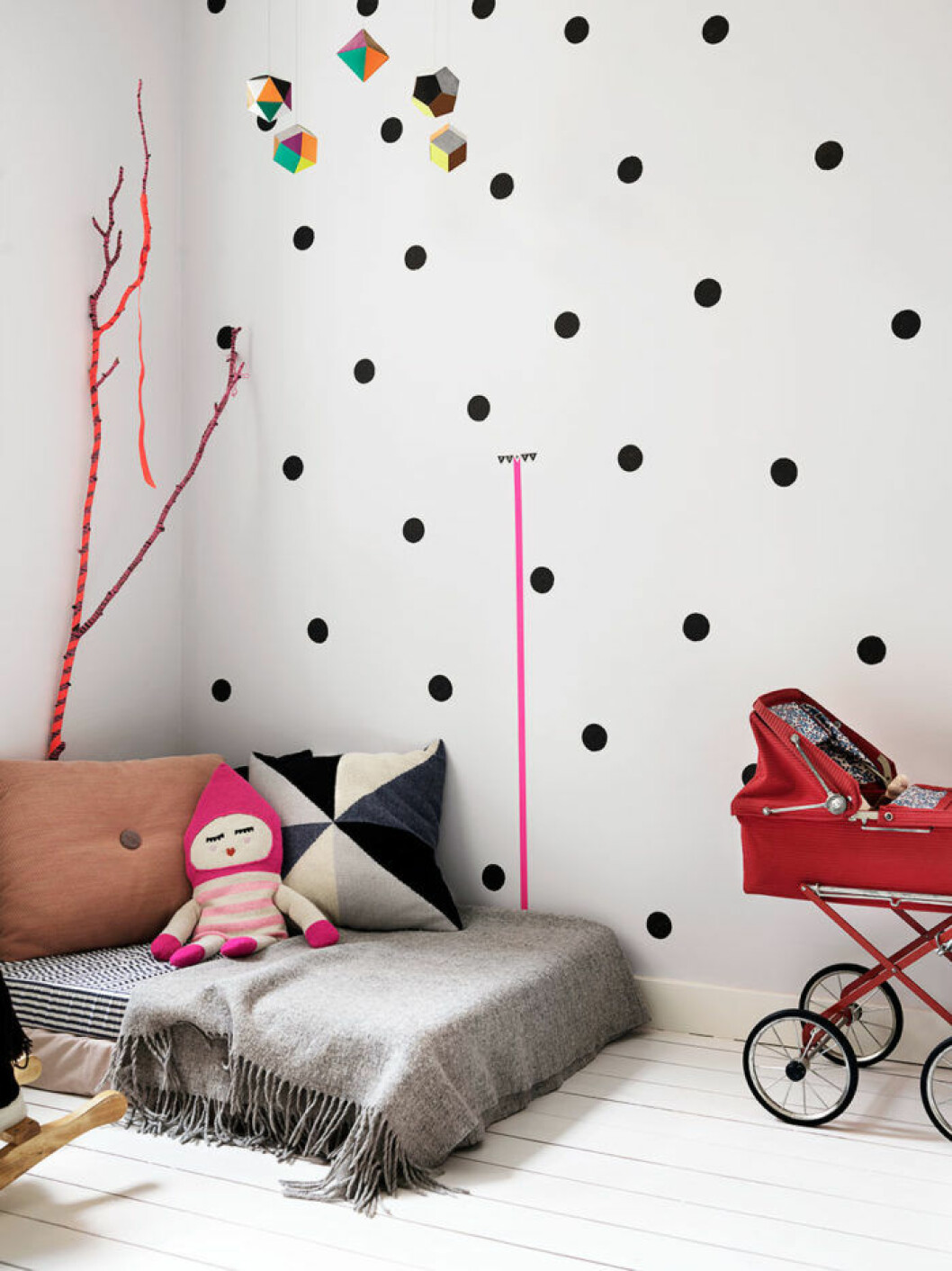 Foto: Petra Bindel, styling: Emma Persson Lagerberg. Biden publicerades ursprungligen i reportaget <a href="https://www.elle.se/decoration/ljust-frascht-och-supersnyggt-i-gamla-mjolkbutiken/" target="_blank" rel="noopener">”Ljust och fräscht i gamla mlölkbutiken”</a> Barnrum med prickig vägg