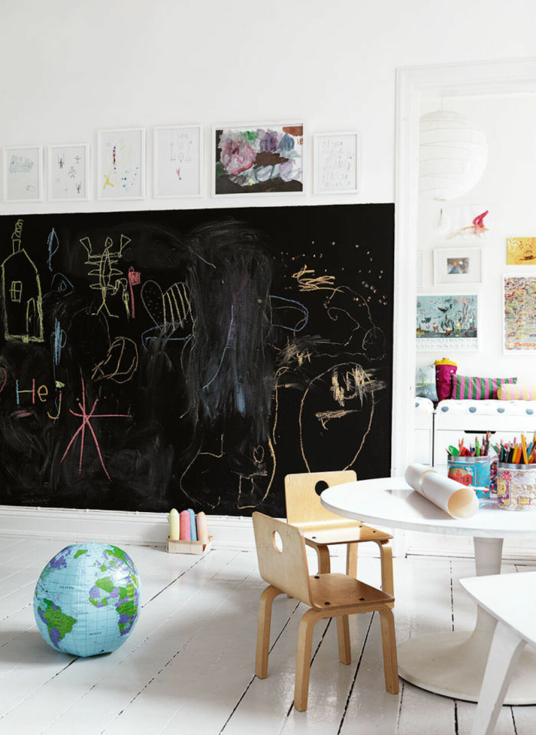 Foto: Petra Bindel, styling: Emma Persson Lagerberg. Bilden publicerades ursprungligen i <a href="https://www.elle.se/decoration/ett-av-tidernas-mest-inspirerande-hemma-hos-reportage/" target="_blank" rel="noopener">”Stylistens supersnygga hem med det helt perfekta köket”</a> Barnrum med vägg som är målad med griffelfärg