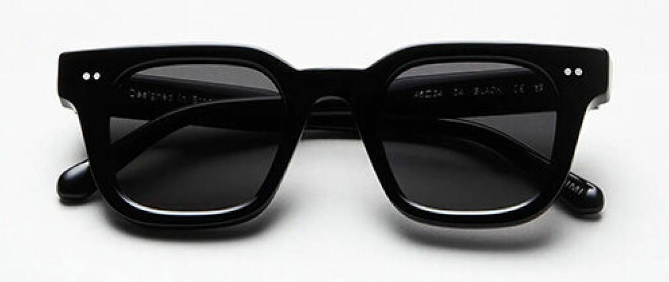 Svarta solglasögon från CHIMI i model 04