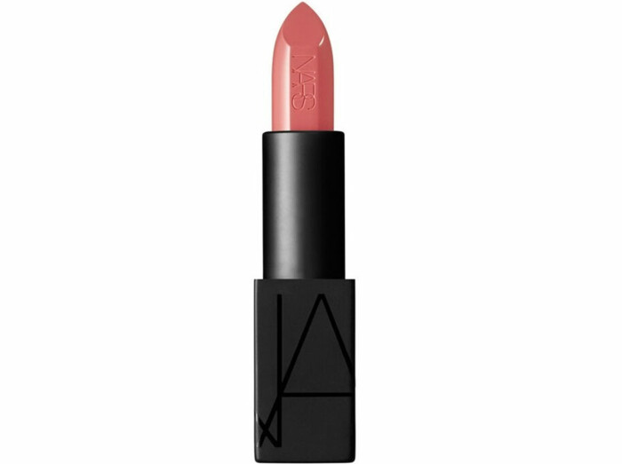 Nars audacious lipstick i tonen Raquel är det bästa beiga läppstiftet. Klicka på bilden och kom direkt till produkten. bästa beige läppstiftet audacious lipstick raquel nars