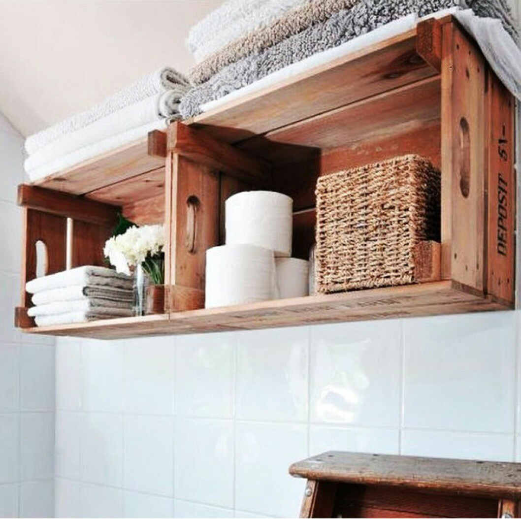 Foto: Architectureartdesigns.com Gamla äppellådor uppskruvade på väggen och är förvaring för handdukar och toalettpapper