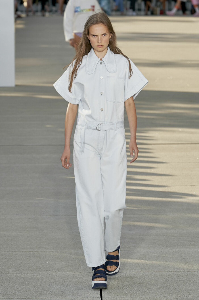 En vår i denim-suit? Ja tack! Baum und Pferdgarten visar en ljus variant med dekorativa detaljer som finns <a target="_blank" href="https://www.baumundpferdgarten.com/uk/nelina22298c7529.html?utm_source=google&utm_medium=surfaces&utm_campaign=surfaces_across_google_uk&gclid=Cj0KCQiAjc2QBhDgARIsAMc3SqTjqwjG3lqMTz9nISooBQQ3dHaXmNeZ6IGo9C-3O6tK5yXw8QslhqMaAhgEEALw_wcB">här</a>. En vår i denim-suit? Ja tack! Baum und Pferdgarten visar en ljus variant med dekorativa detaljer som finns här.