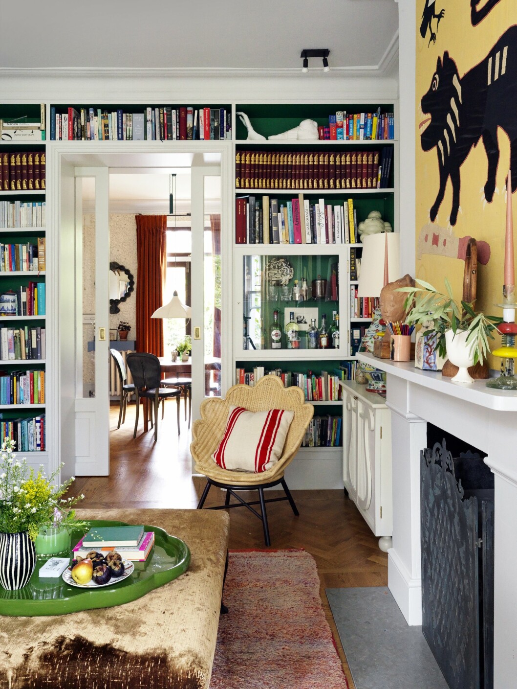 Hemma hos Beata Heuman som vann Årets Inredare på ELLE Deco Design Awards 2021 eldstad
