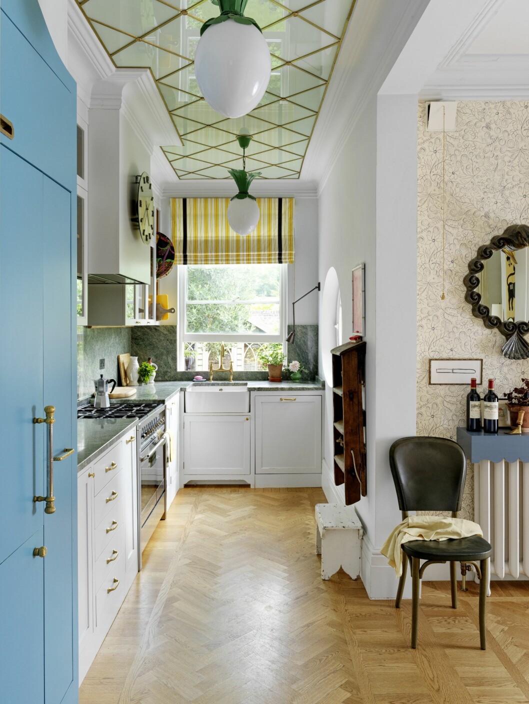 Hemma hos Beata Heuman som vann Årets Inredare på ELLE Deco Design Awards 2021 köket