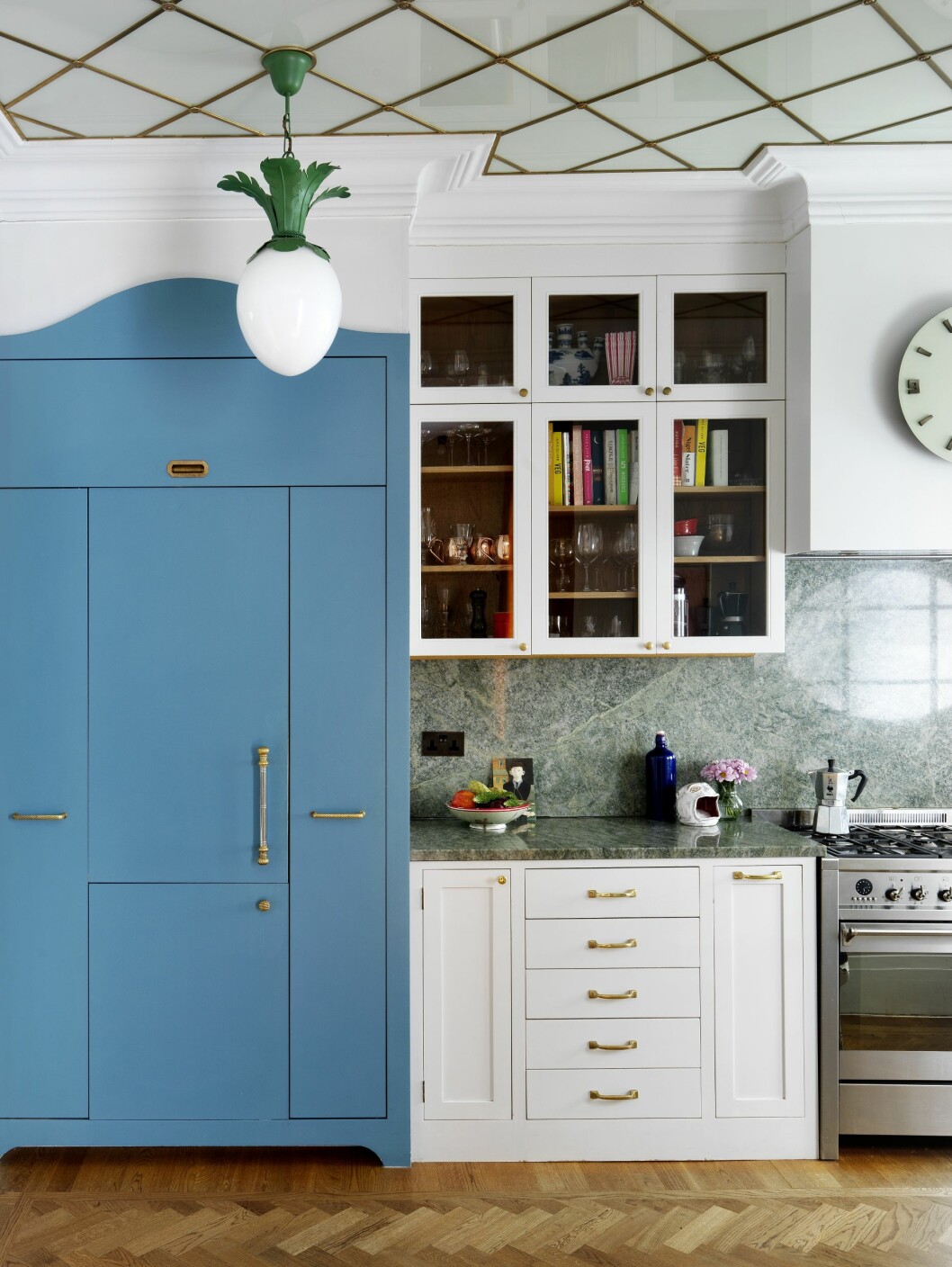Hemma hos Beata Heuman som vann Årets Inredare på ELLE Deco Design Awards 2021 kök blått skåp