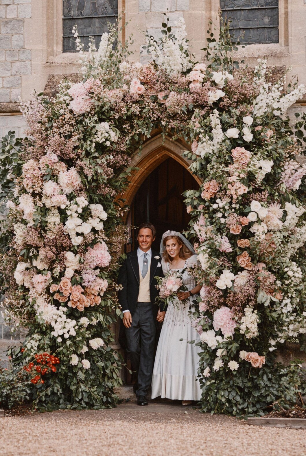 Utanför kapellet väntade en vacker port på paret, av blommor i rosa toner. Prinsessan Beatrixe och Edoardo Mapelli Mozzi gifter sig i Windsor