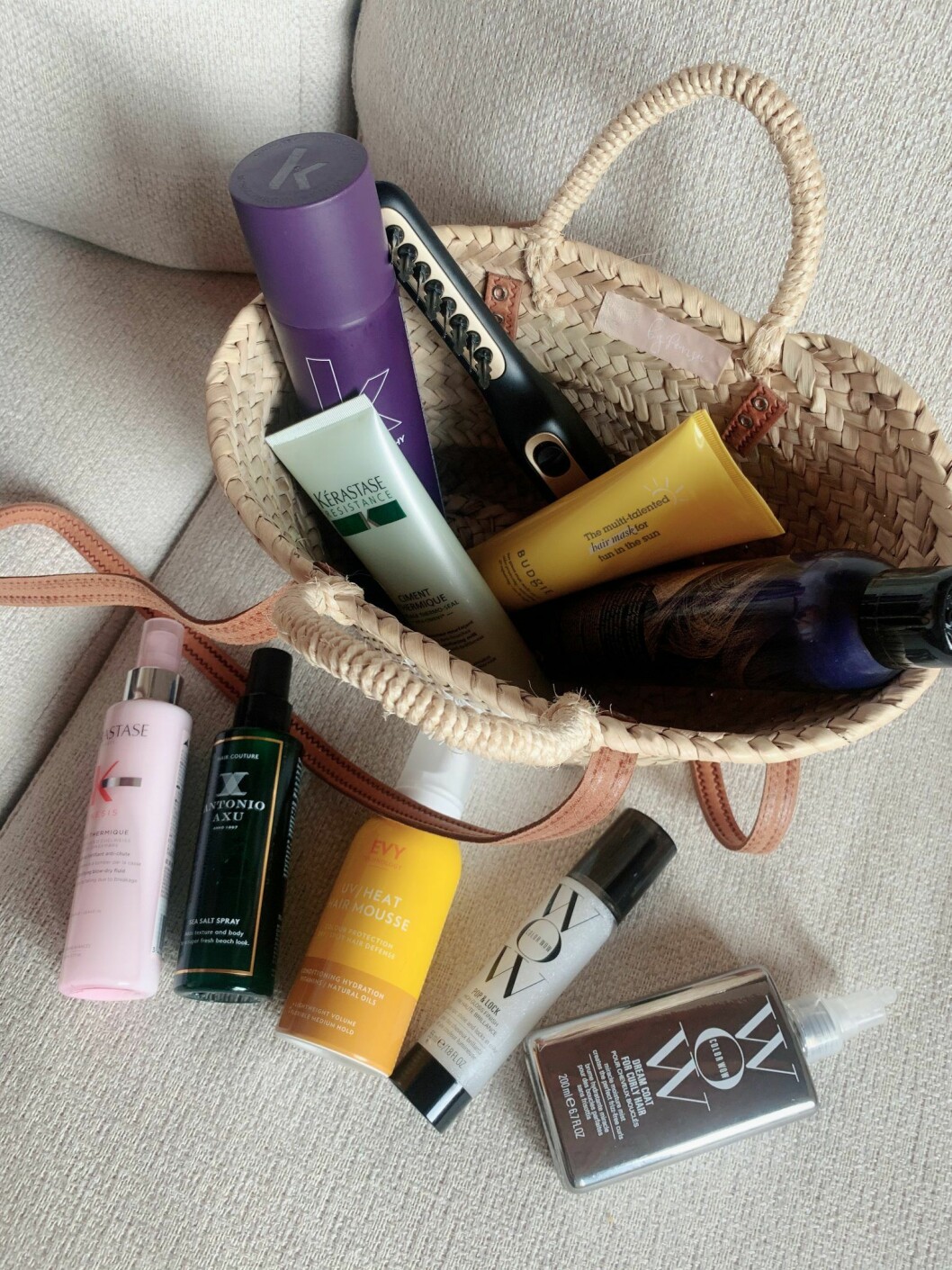 Frida och Emma har packat necessären med sommarens bästa hårprodukter. Beautyprodukter.