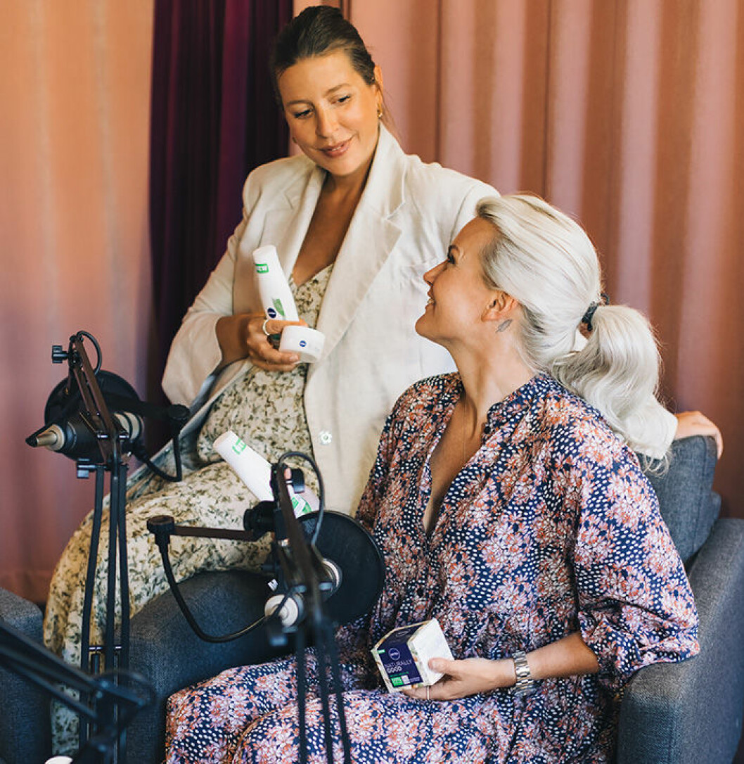 Emma Unckel och Frida Fahrman i podd-studion där de spelar in Beauty & Bubblor.
