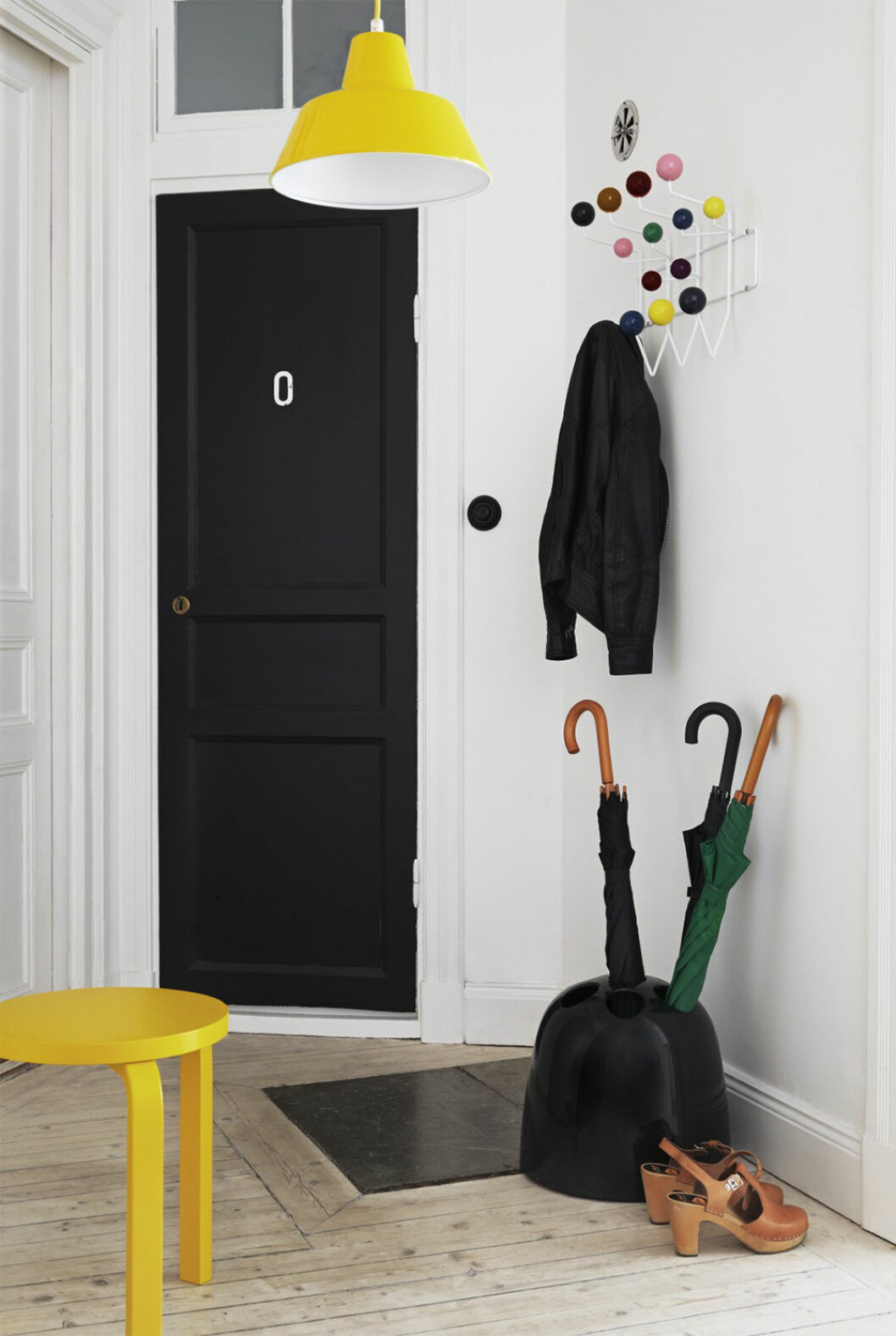 Gula detaljer piggar upp och ger en unik detalj i hemmet. Dessutom kan du enkelt måla dem på egen hand! Foto: Beckers Gul pall och gul lampa i hall