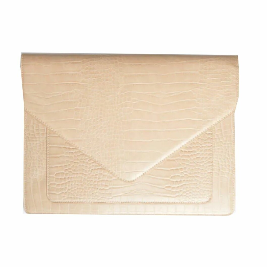 Datorfodral i ormskinnsmönster från Gina tricot. <a href="https://apprl.com/al/5Bb2/" target="_blank" rel="noopener">Här kan du köpa det</a>. Beige datorfodral