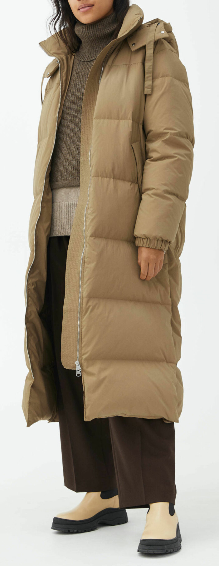 Beige dunjacka från Arket.