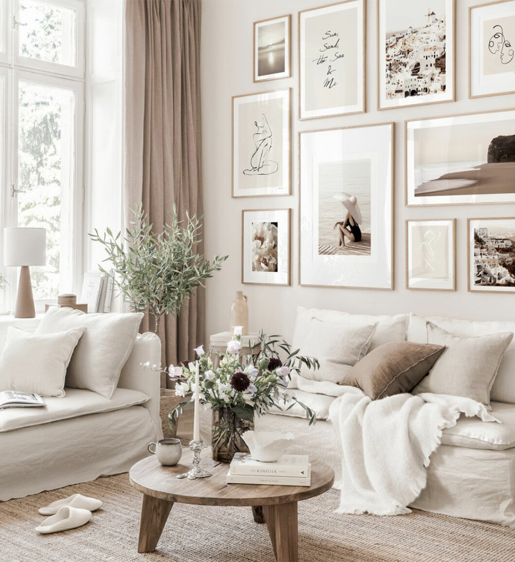Foto och motiv: <a href="https://www.instagram.com/posterstore/?hl=sv" target="_blank" rel="noopener">Poster store</a> beige inredning med tavelvägg