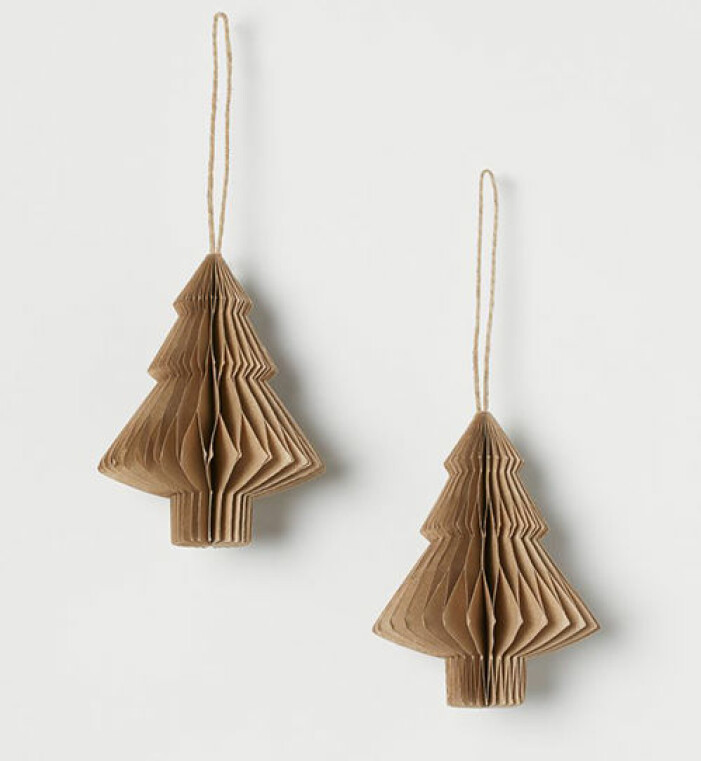 Beige julkulor i papper i form av granar, H&M Home