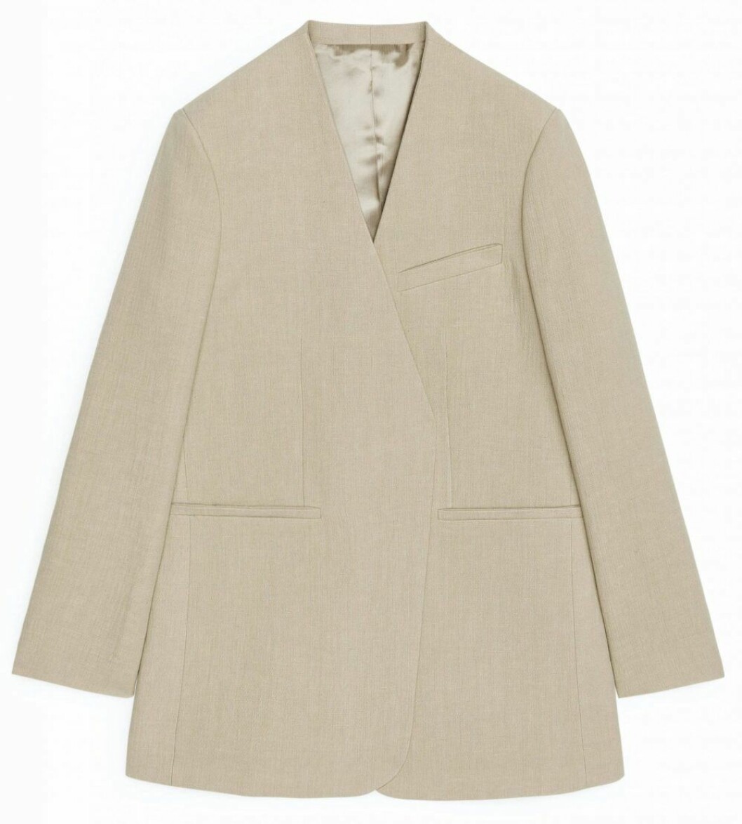 Oversized beige kavaj från Arket med en moderna twist.