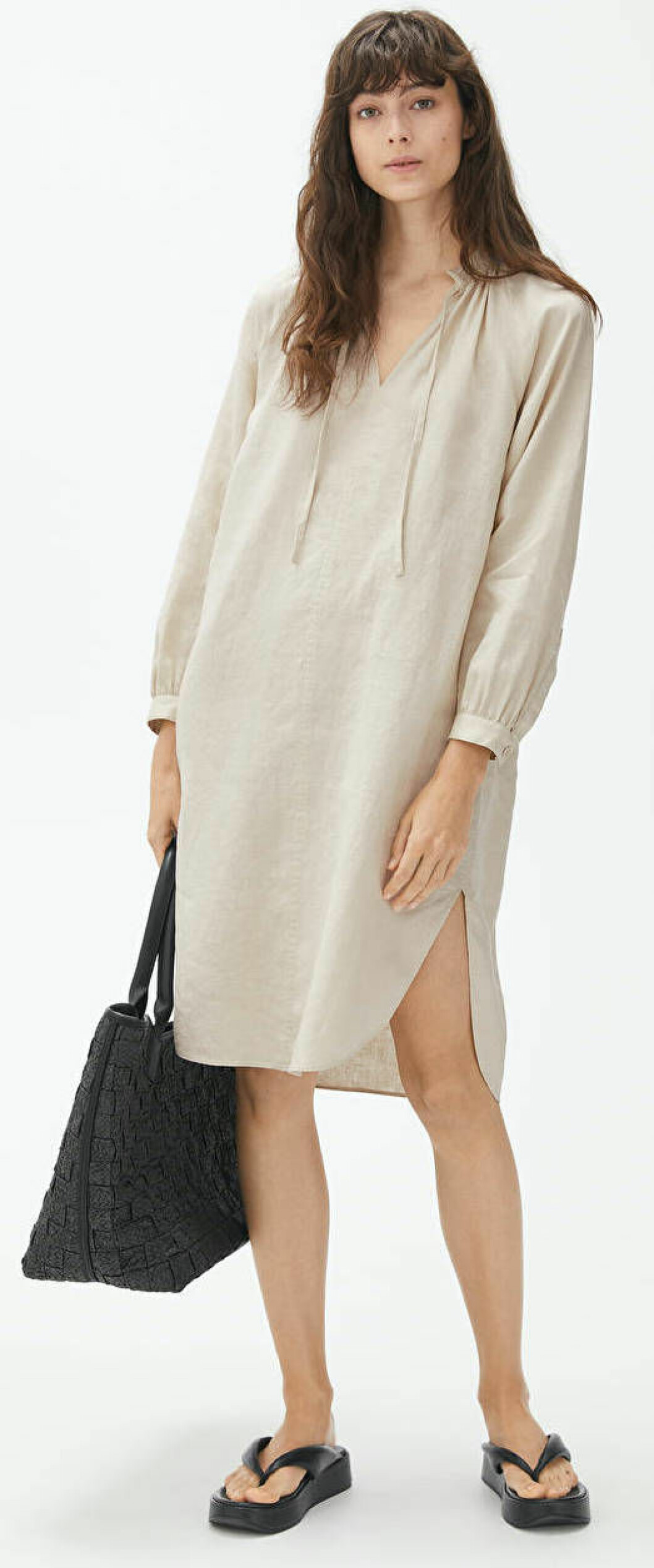 Beige linneklänning i oversized skjortmodell från Arket.