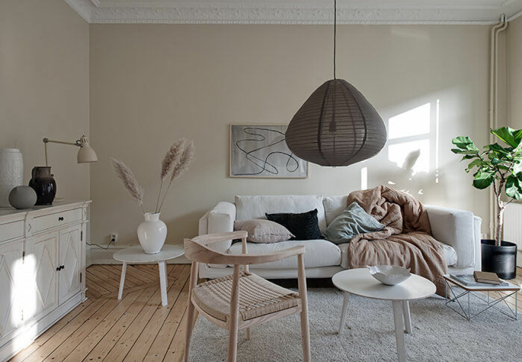 Foto: Fredrik J Karlsson Styling: Emma Fischer/Emma Hos för <a href="https://www.instagram.com/alvhem/?hl=sv" target="_blank" rel="noopener">Alvhem</a>/mäklare: Anna-Kajsa Nylander Beige och ljust i den här stilfulla lägenheten i Göteborg