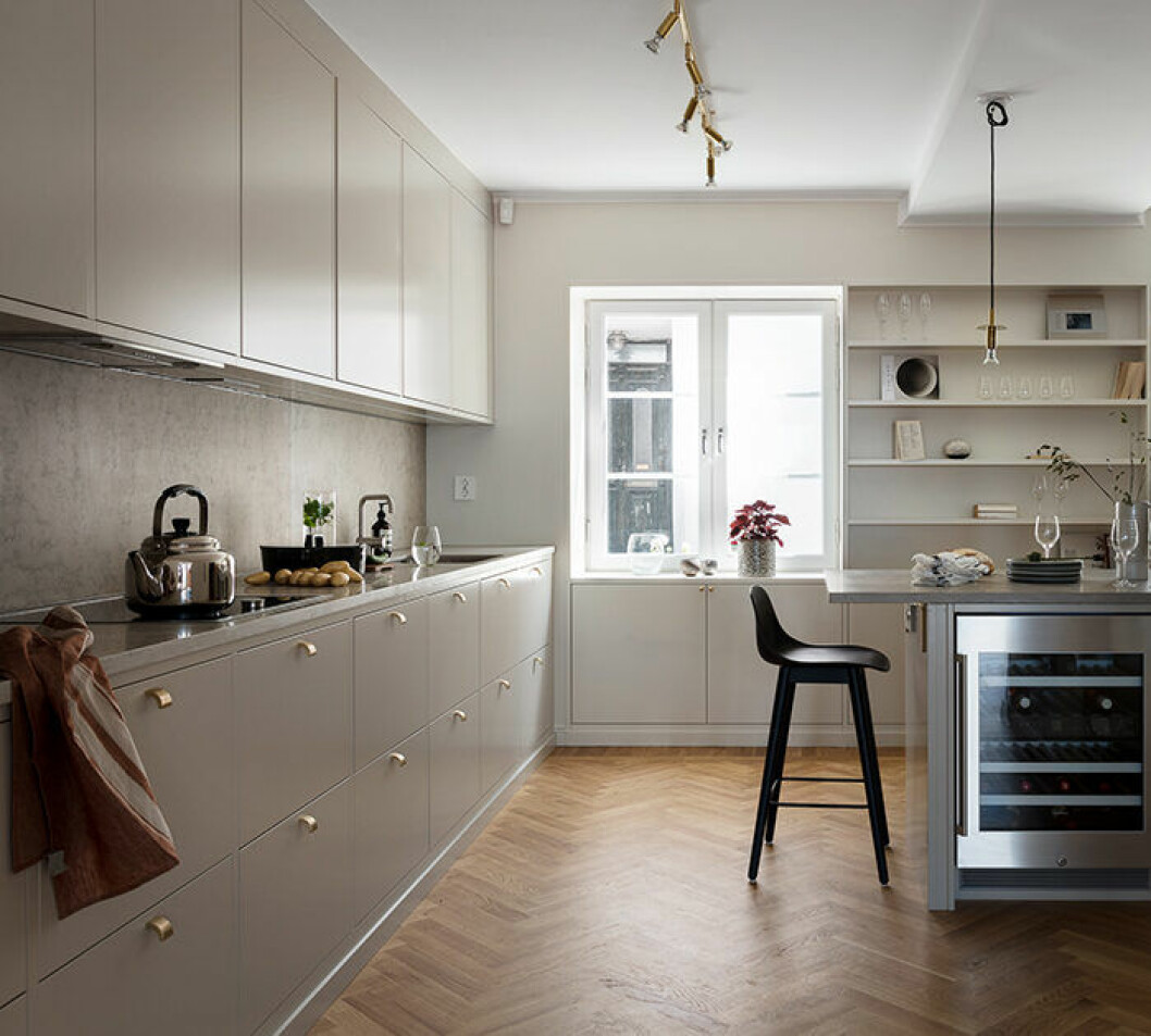 Foto: Johan Spinnell Styling: Hanna Rydman för <a href="https://www.instagram.com/historiskahem/?hl=sv" target="_blank" rel="noopener">Historiska hem</a>/mäklare: Markus Elias Beige luckor i köket – ljust och snyggt