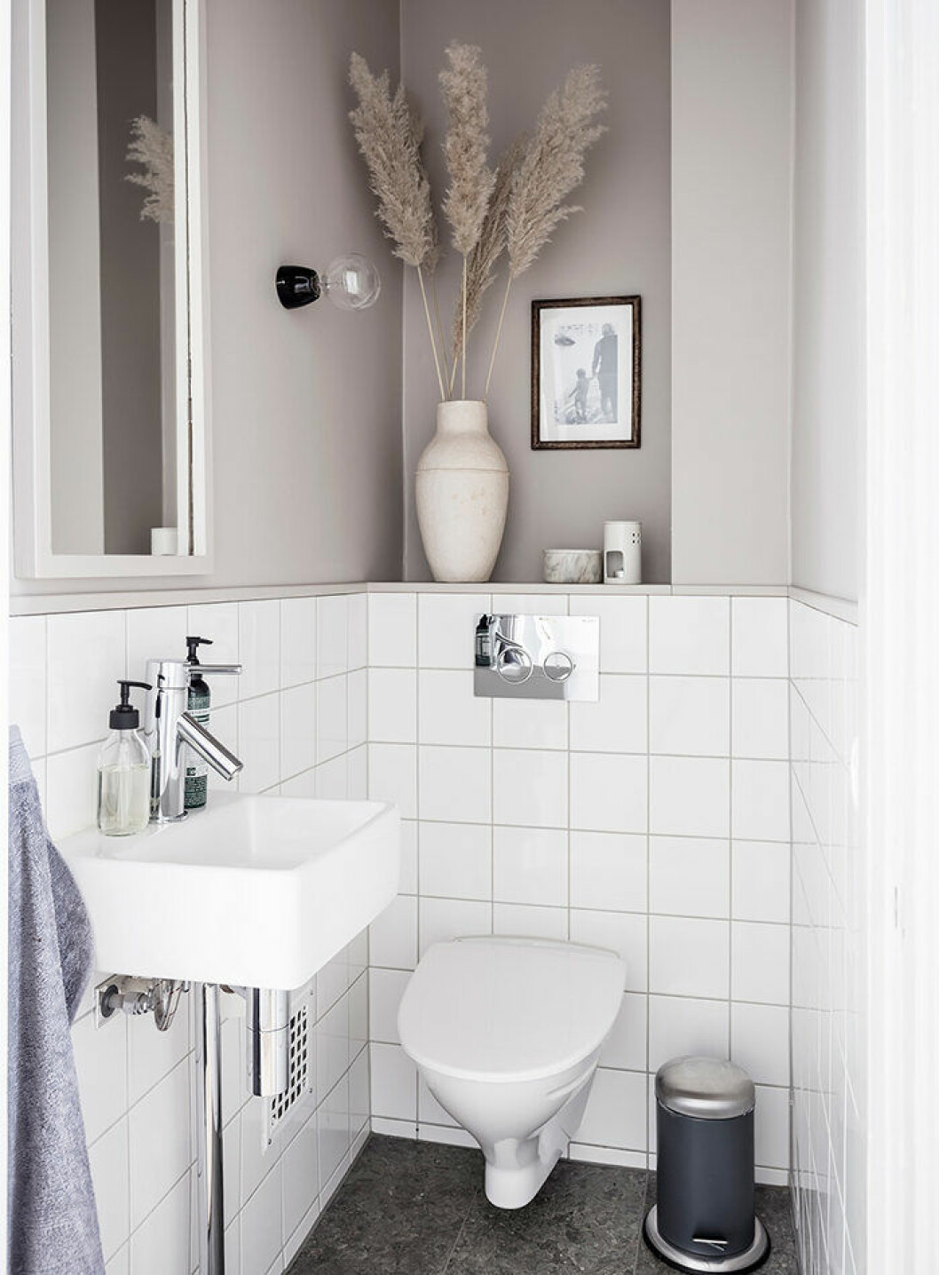 Foto: Anders Bergstedt för <a href="https://www.instagram.com/entrancemakleri/?hl=sv" target="_blank" rel="noopener">Entrance</a>/mäklare: Erika Bergholm Beige och vitt i det lilla badrummet eller på gästtoaletten
